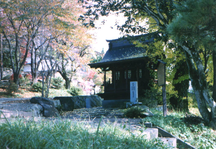 雷電宮、天神宮、土地神を祠る。
寛政三年（1791年）二十四世実山貞道大和尚建立。